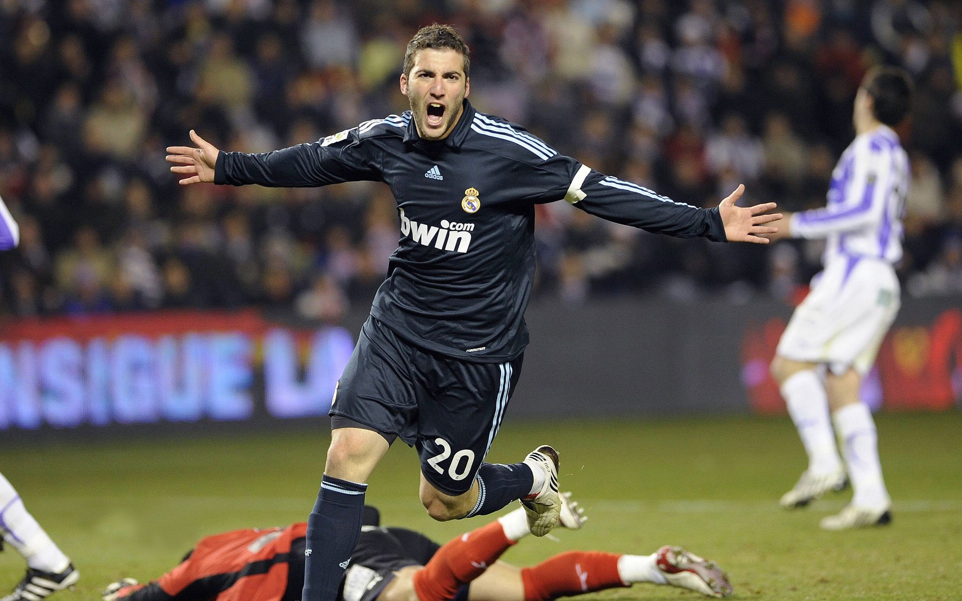 开云在线直播-疆闽鏖战，麦科勒姆主宰赛场